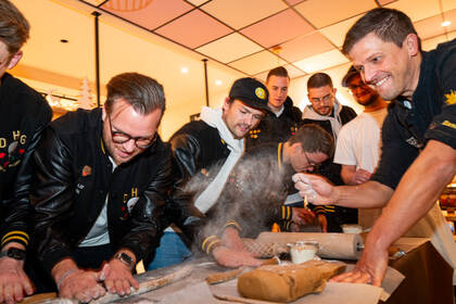 DeineWeihnachtsbaeckerei-GoldKekschen-Backen-20231129-A9A03253--FlorianLaeufer-fuer-BraakerMuehle